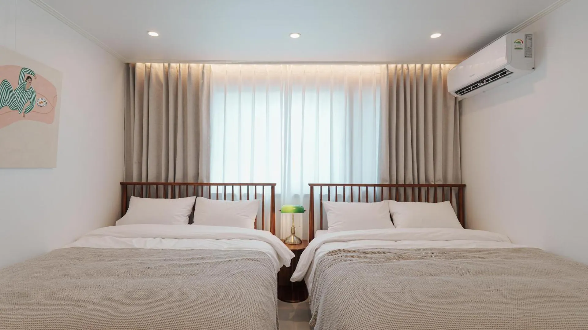 Open Sale, Song Stay Park, Airport Railroad, Hongdae Station, Yeontral Park, 7 People, Queen Bed, Air Conditioner In Each Room, Dryer, Wifi, Foreigners Only Seul 0*,