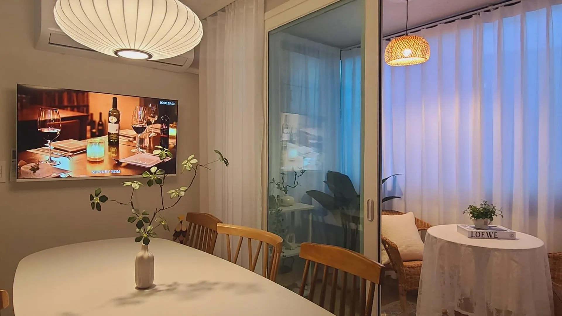 Open Sale, Song Stay Park, Airport Railroad, Hongdae Station, Yeontral Park, 7 People, Queen Bed, Air Conditioner In Each Room, Dryer, Wifi, Foreigners Only Seul