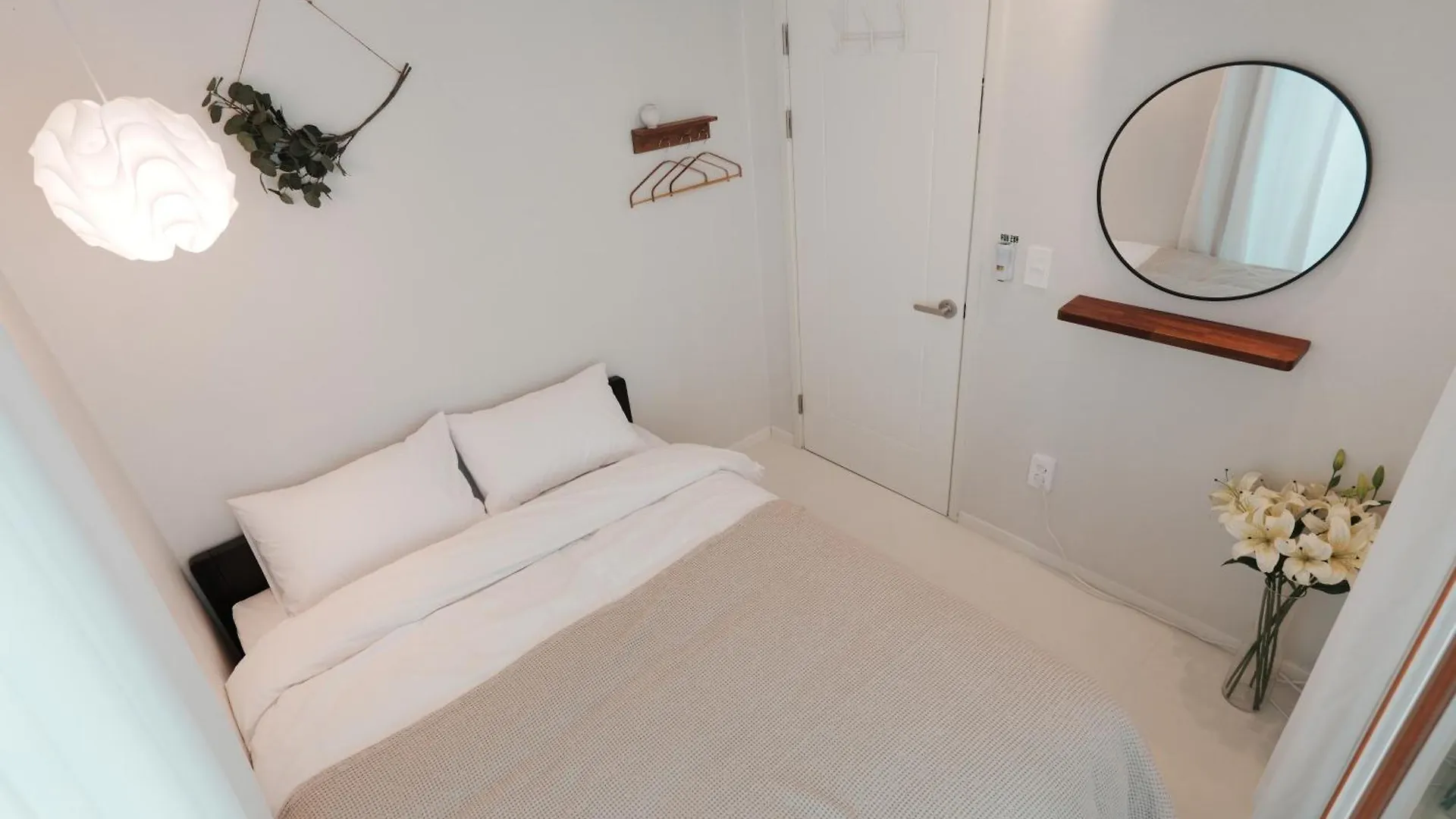 Open Sale, Song Stay Park, Airport Railroad, Hongdae Station, Yeontral Park, 7 People, Queen Bed, Air Conditioner In Each Room, Dryer, Wifi, Foreigners Only Seul 0*,  Güney Kore