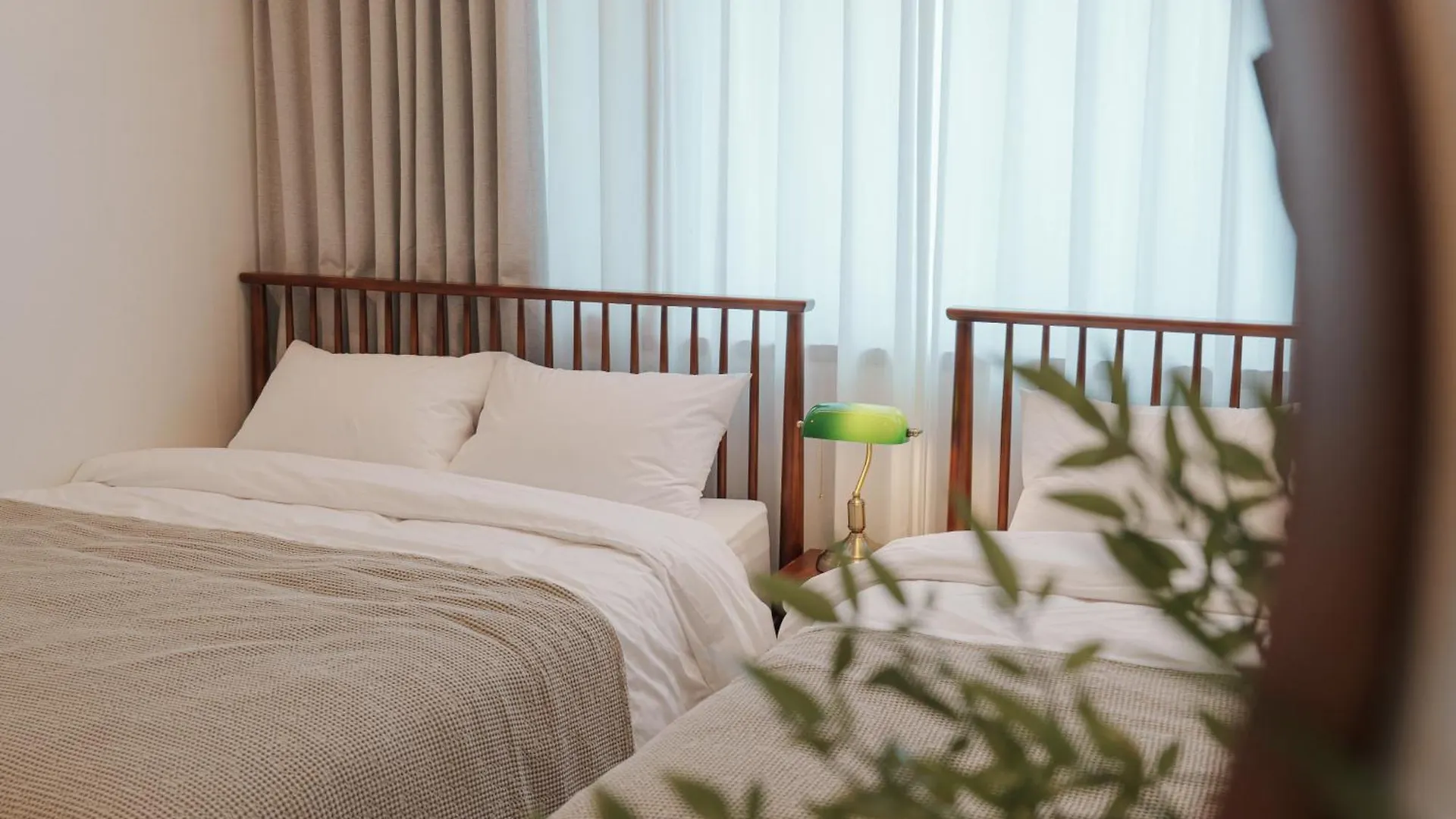 Open Sale, Song Stay Park, Airport Railroad, Hongdae Station, Yeontral Park, 7 People, Queen Bed, Air Conditioner In Each Room, Dryer, Wifi, Foreigners Only Сеул 0*,
