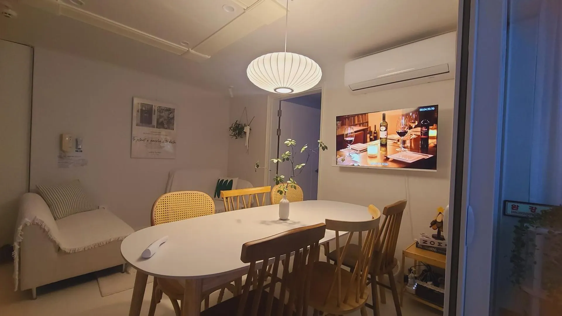 Апартаменты Open Sale, Song Stay Park, Airport Railroad, Hongdae Station, Yeontral Park, 7 People, Queen Bed, Air Conditioner In Each Room, Dryer, Wifi, Foreigners Only Сеул