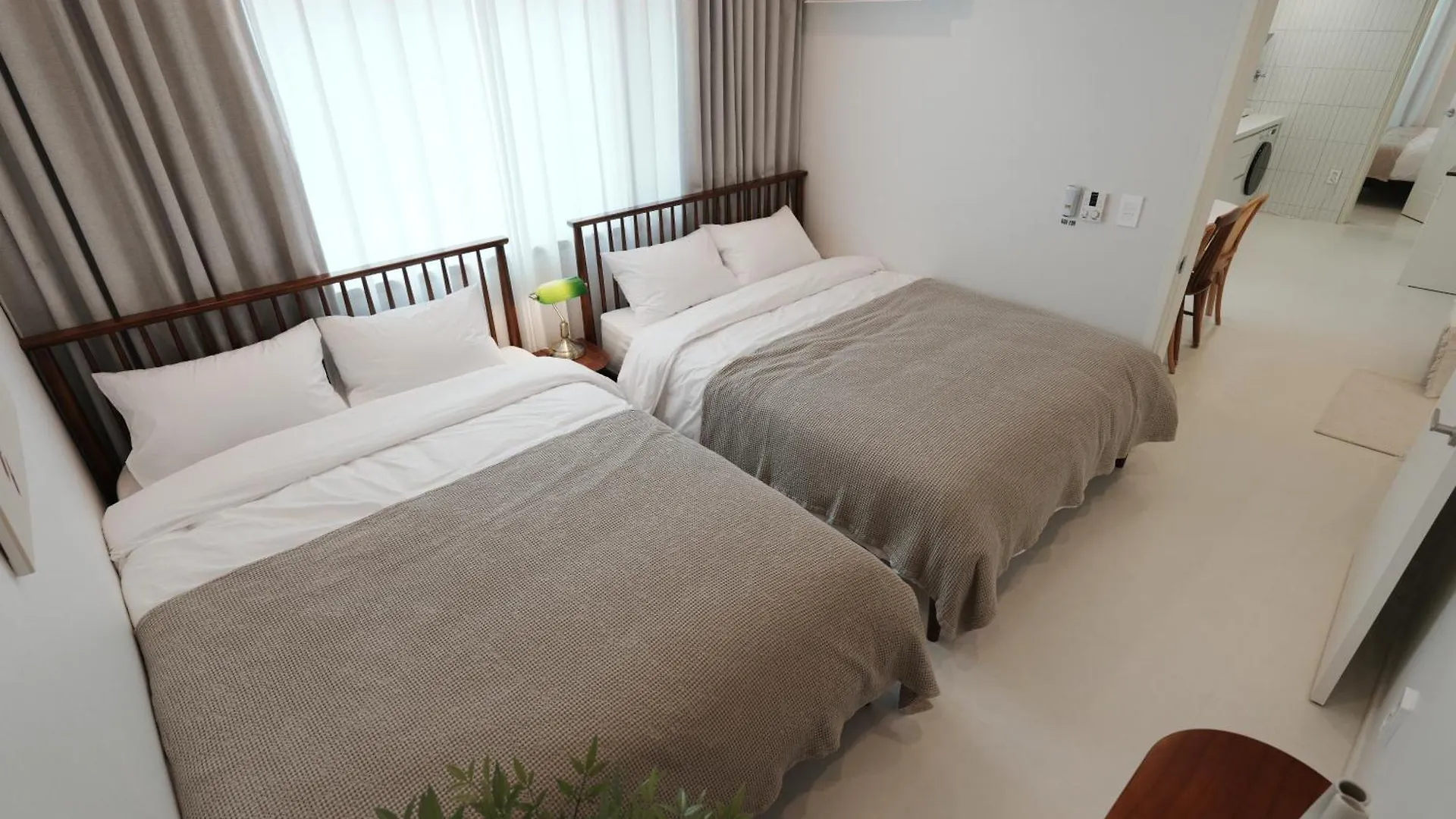 Апартаменты Open Sale, Song Stay Park, Airport Railroad, Hongdae Station, Yeontral Park, 7 People, Queen Bed, Air Conditioner In Each Room, Dryer, Wifi, Foreigners Only Сеул Южная Корея